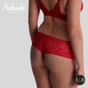 Detail van het fijne rozenkant van de Aubade Rosessence shorty in Gala Red.