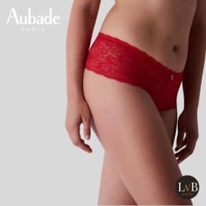 Detail van het fijne rozenkant van de Aubade Rosessence shorty in Gala Red.