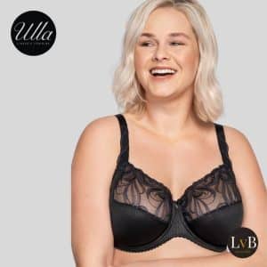 Model draagt de Ulla Carmen 2523 zwarte beugel bh met comfortabele pasvorm en optimale ondersteuning voor grote cupmaten.