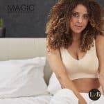 Model draagt MAGIC Comfort Bra latte tijdens ontspannen moment