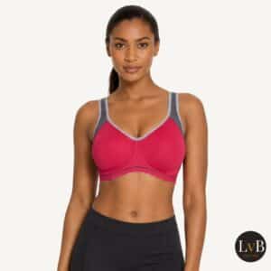 Model draagt de Freya Active Sonic AA4892 voorgevormde sport BH in Hot Crimson